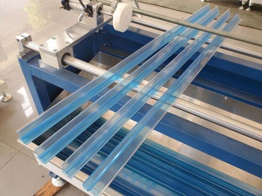 3 Extruder transparente PVC-Profil-Verdrängungs-Linie Regal-Sprecher-Verdrängungs-Maschine